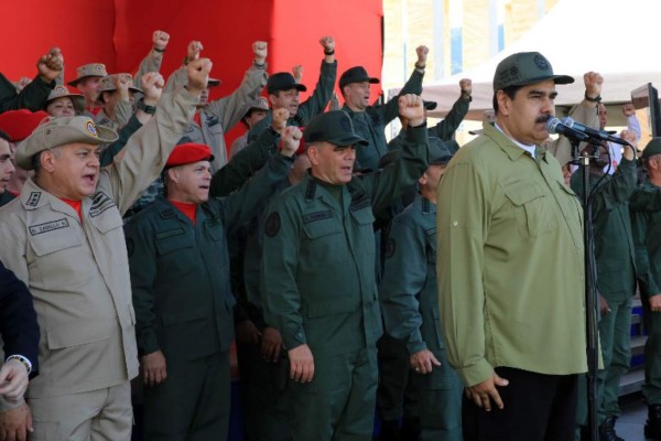 Maduro ordena a sus Fuerzas Armadas a prepararse para atacar