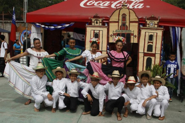 Jóvenes hondureños exaltan la cultura internacional