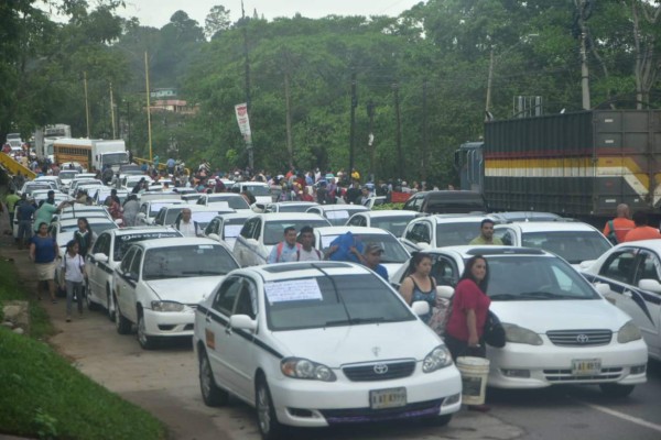 Taxistas se toman el puente sobre el Río Danto en La Ceiba