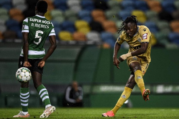 Sporting's Portuguese defender Nuno Mendes (L) vies with Boavista´s Honduran forward Alberth Elis (R) during the Portuguese League football match between Sporting Portugal and Boavista at the Jose Alvalade stadium in Lisbon on May 11, 2021. (Photo by PATRICIA DE MELO MOREIRA / AFP)