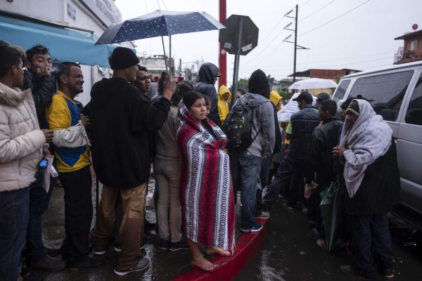 AMLO promete mejorar ayuda humanitaria para caravana migrante en México