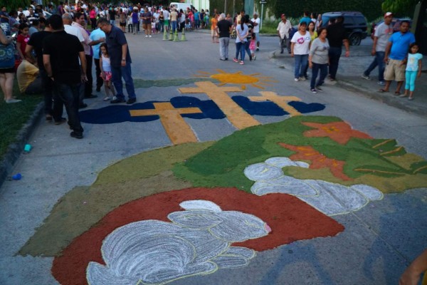 Plasman el fervor, la fe y convivencia en las alfombras de Barandillas