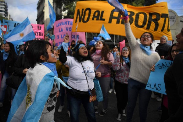 Argentina se divide en histórica votación para legalizar el aborto