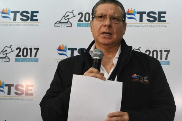 TSE llega a acuerdo con Mel Zelaya, escrutinio a punto de iniciar