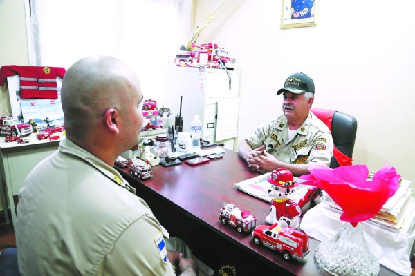 Elí Reyes, un bombero y paramédico con pasión