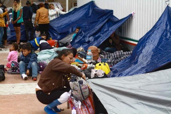 EEUU recibe nuevos pedidos de asilo de madres y niños de la caravana migrante