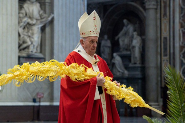 Ante pocos fieles, el Papa celebra la misa del Domingo de Ramos