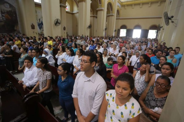 Cientos de feligreses participan de la misa Crismal en San Pedro Sula