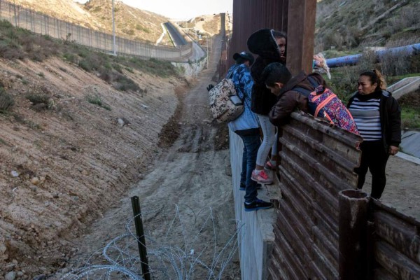 Migrantes cruzan la frontera entre México y EEUU y se entregan a autoridades