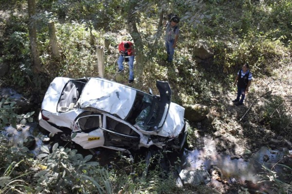 Un muerto y tres heridos al caer taxi en hondonada