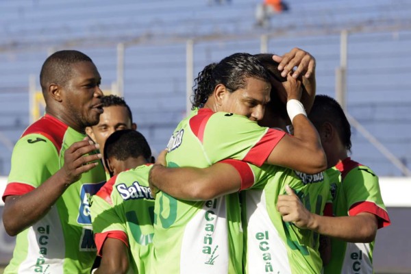 Marathón da la sorpresa goleando a Olimpia y sale del descenso