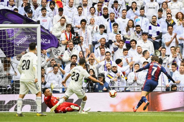 Eibar's Spanish forward Marc Cardona (R) scores a goal during the Spanish league football match between Real Madrid CF and SD Eibar at the Santiago Bernabeu stadium in Madrid on April 6, 2019. (Photo by GABRIEL BOUYS / AFP)