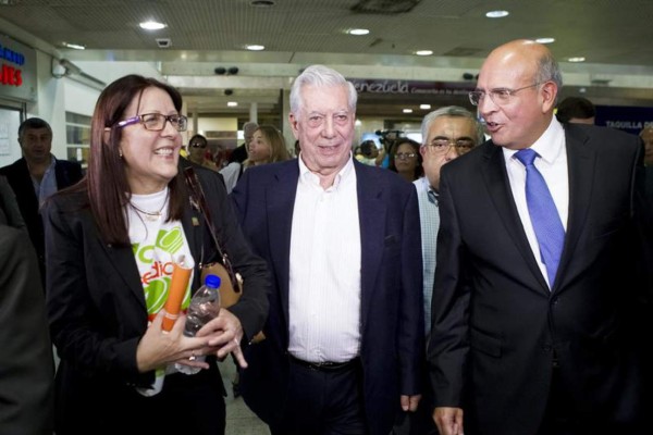 Vargas Llosa llega a Venezuela deseando que diálogo de paz sea 'efectivo'