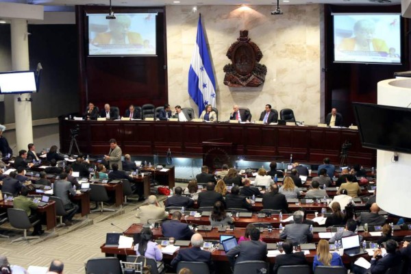 Congreso juramenta a nuevos superintendentes