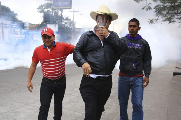 Mel Zelaya es nuevamente gaseado en protesta de la Alianza