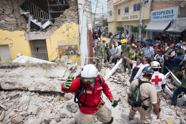 México: Cifra de muertos por terremoto sube a 230