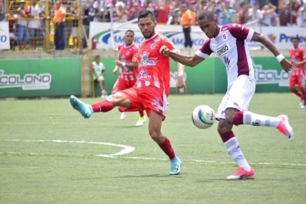 Video: Bengtson reaparece en Costa Rica y anota gol con el Saprissa