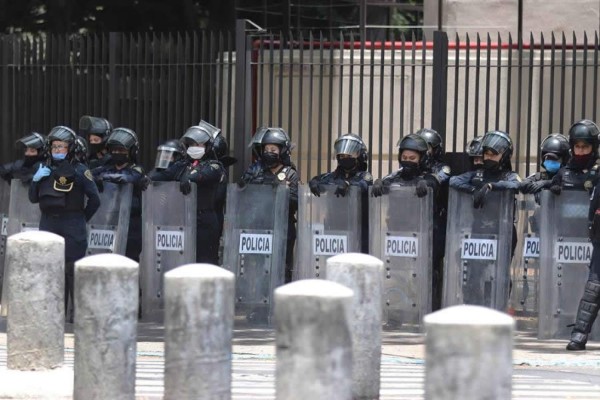 Un grupo de policías vigilan hoy miércoles, la oficina de la representación del estado de Jalisco en la Ciudad de México (México). EFE