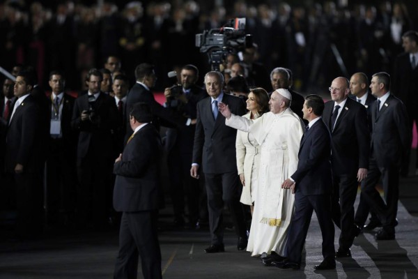 Mexicanos reciben al Papa con gigantesca valla humana de luz