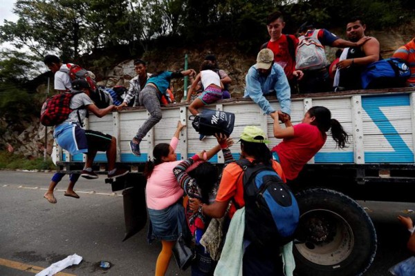 El Salvador permite ingreso de 415 migrantes de segunda caravana hondureña
