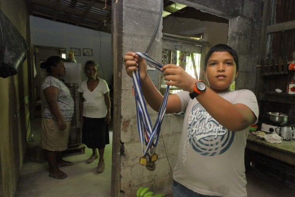 Niño genio sin ir a clases porque ENP no cumple acuerdo