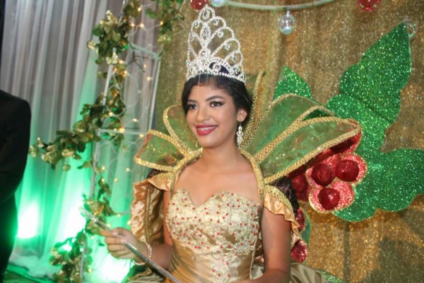 Bellas mujeres engalanan desfile hípico en Santa Rosa de Copán