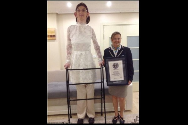 Rumeysa Gelgi recibe el título de la joven más alta del mundo