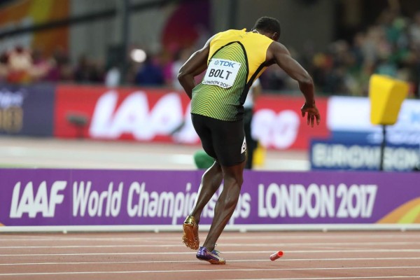 Jamaica's Usain Bolt hurts himself during the final of the men's 4x100m relay athletics event at the 2017 IAAF World Championships at the London Stadium in London on August 12, 2017. / AFP PHOTO / DANIEL LEAL-OLIVAS