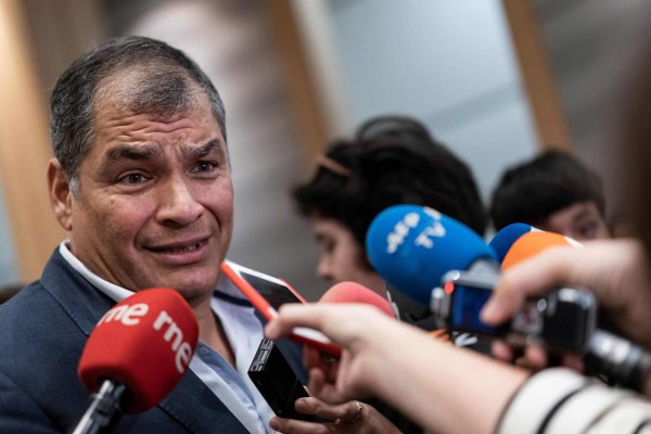 Correa pide adelantar elecciones en Ecuador y se ofrece como candidato