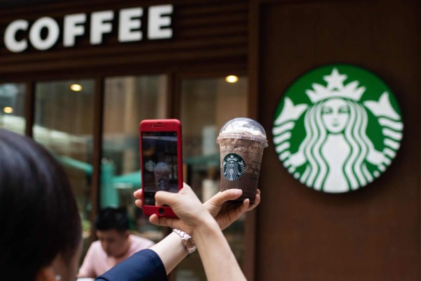 Starbucks y Alibaba se unen para competir en la 'guerra del café' en China
