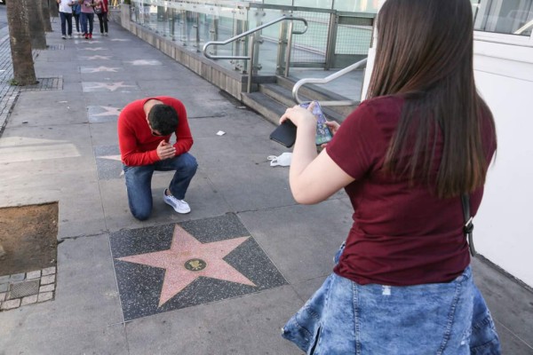 Fanáticos de Stan Lee rinden homenaje en la estrella de Hollywood