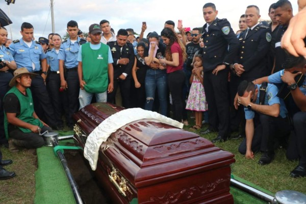 Con honores dan último adiós a policías que los mareros asesinaron