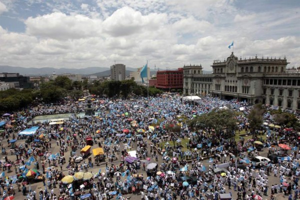 Miles de guatemaltecos participan el jueves en una manifestación contra la corrupción y decidieron no reconocer al gobierno de Otto Pérez Molina.