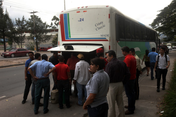 Ataque a bus deja una mujer herida