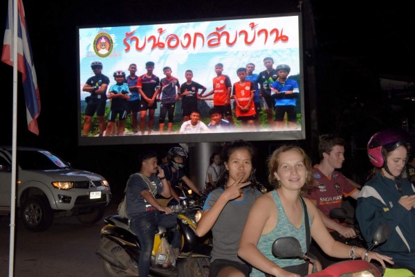Rescatan al último niño y al entrenador atrapados en la cueva de Tailandia