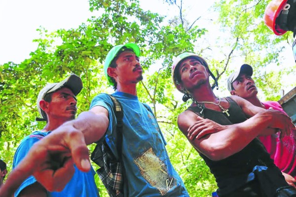 Entre lágrimas y protestas suspenden búsqueda de mineros