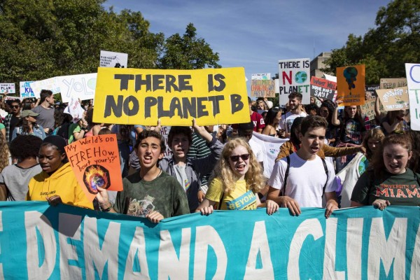 En lo que podría ser la mayor protesta climática de la historia e inspirada por la adolescente activista sueca Greta Thunberg, personas de todo el mundo están tomando las calles para exigir medidas para combatir el cambio climático.