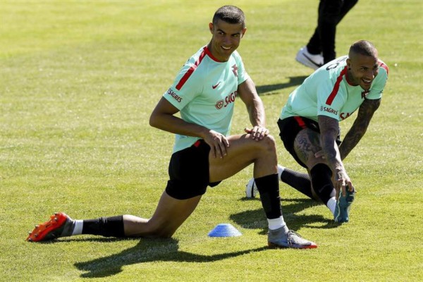 Cristiano se entrena con Portugal para enfrentarse a Letonia