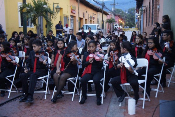 Vistoso Paseo Navideño ilumina y contagia de alegría a Comayagua