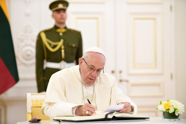 El Vaticano sella un acuerdo histórico con China sobre los obispos