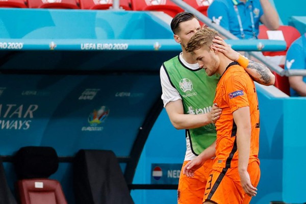 Netherlands' defender Matthijs de Ligt (R) walks off the pitch after a red card during the UEFA EURO 2020 round of 16 football match between the Netherlands and the Czech Republic at Puskas Arena in Budapest on June 27, 2021. (Photo by BERNADETT SZABO / POOL / AFP)