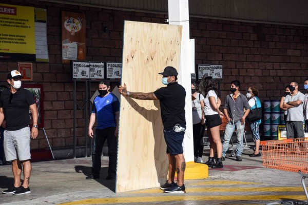 México declara alerta roja por llegada inminente del huracán Delta