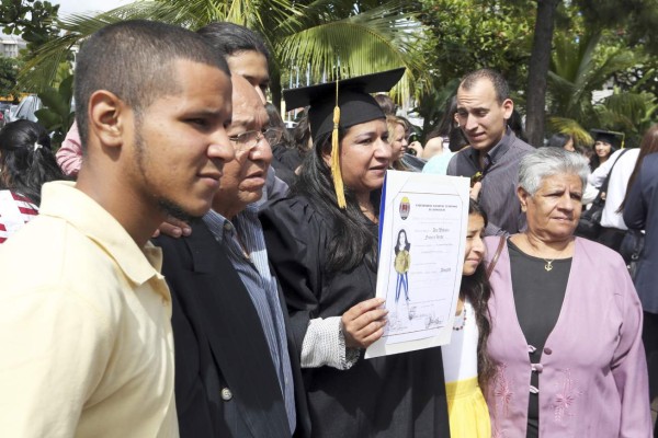 Unah gradúa 3,777 nuevos profesionales en 2014