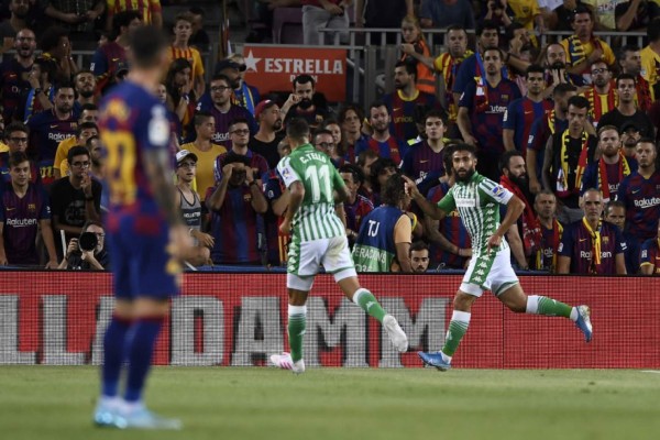 El francés Fekir festejando su anotación ante el asombro y decepción de los aficionados del FC Barcelona. Foto AFP.