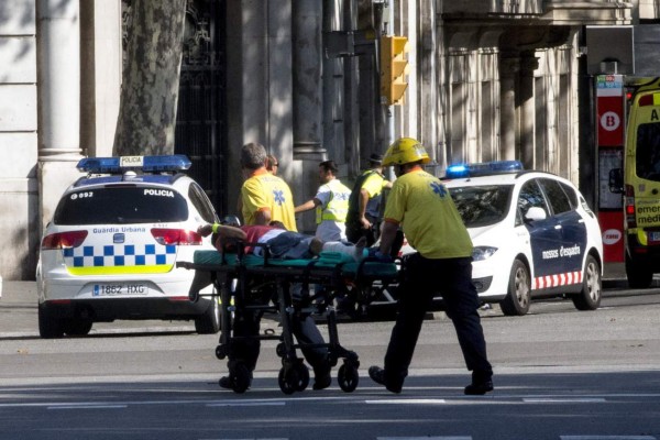 Oficial: Atentado terrorista en Barcelona deja 12 muertos y varios heridos