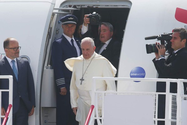 El Papa Francisco llega a Perú en medio de crisis política