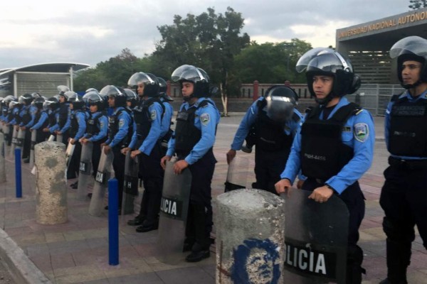 Policía desaloja al MEU y arresta a más de 20 estudiantes