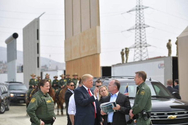 Trump llega a la frontera en California en medio de protestas