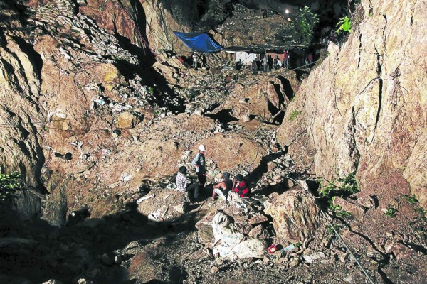 Las esperanzas se agotan para encontrar vivos a los ocho mineros