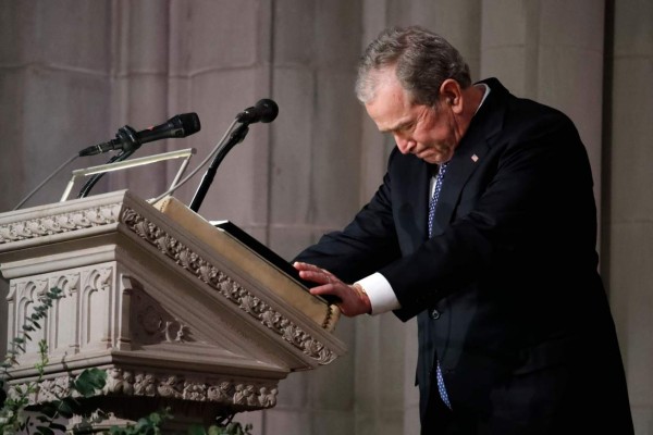 Bush rompe en llanto al rendir tributo a su padre